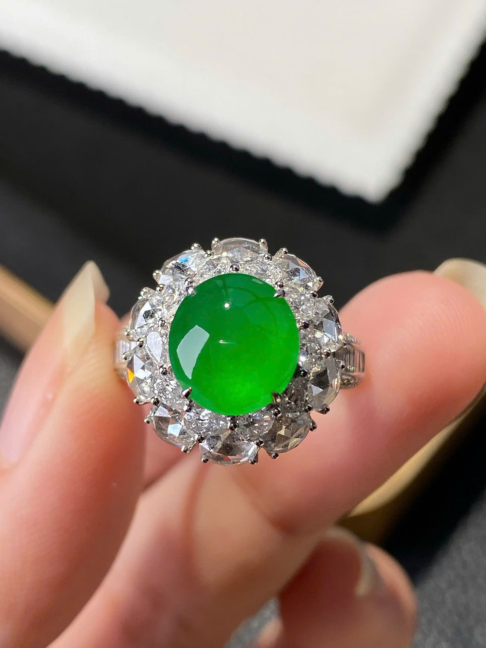 Hình thu nhỏ: Set nhẫn và bông tai Cabochon ngọc Jadeite A vàng 18K