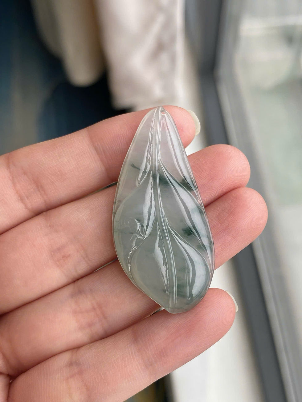 Hình thu nhỏ: Mặt dây chuyền lá ngọc Jadeite A