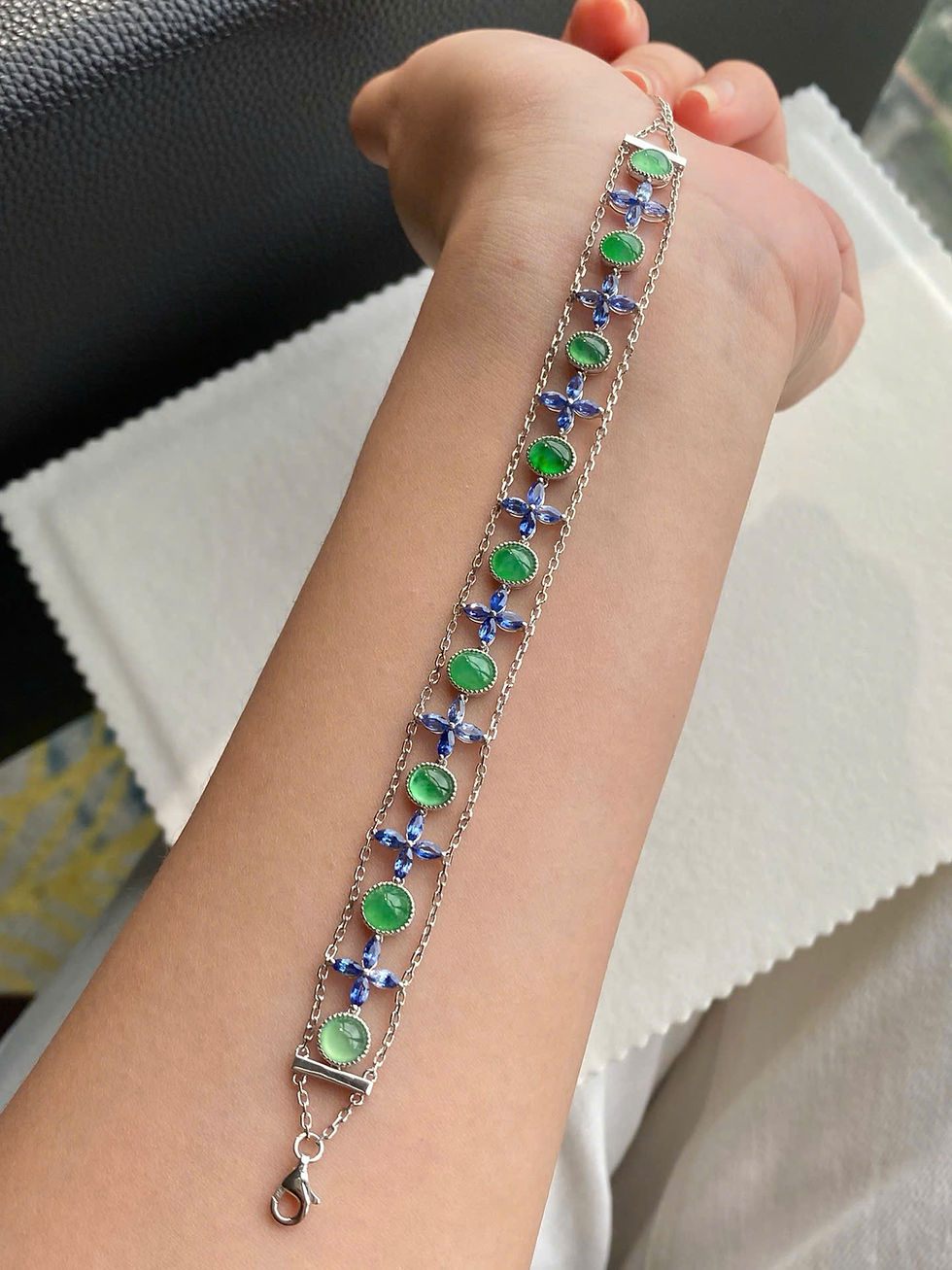 Hình thu nhỏ: Lắc tay phong cách cổ điển Cabochon ngọc Jadeite A vàng 18K