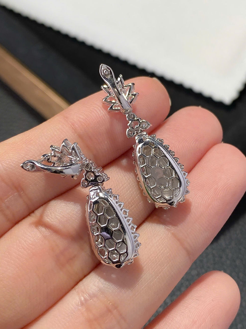 Hình thu nhỏ: Bông tai Quả dưa ngọc Jadeite A vàng 18K