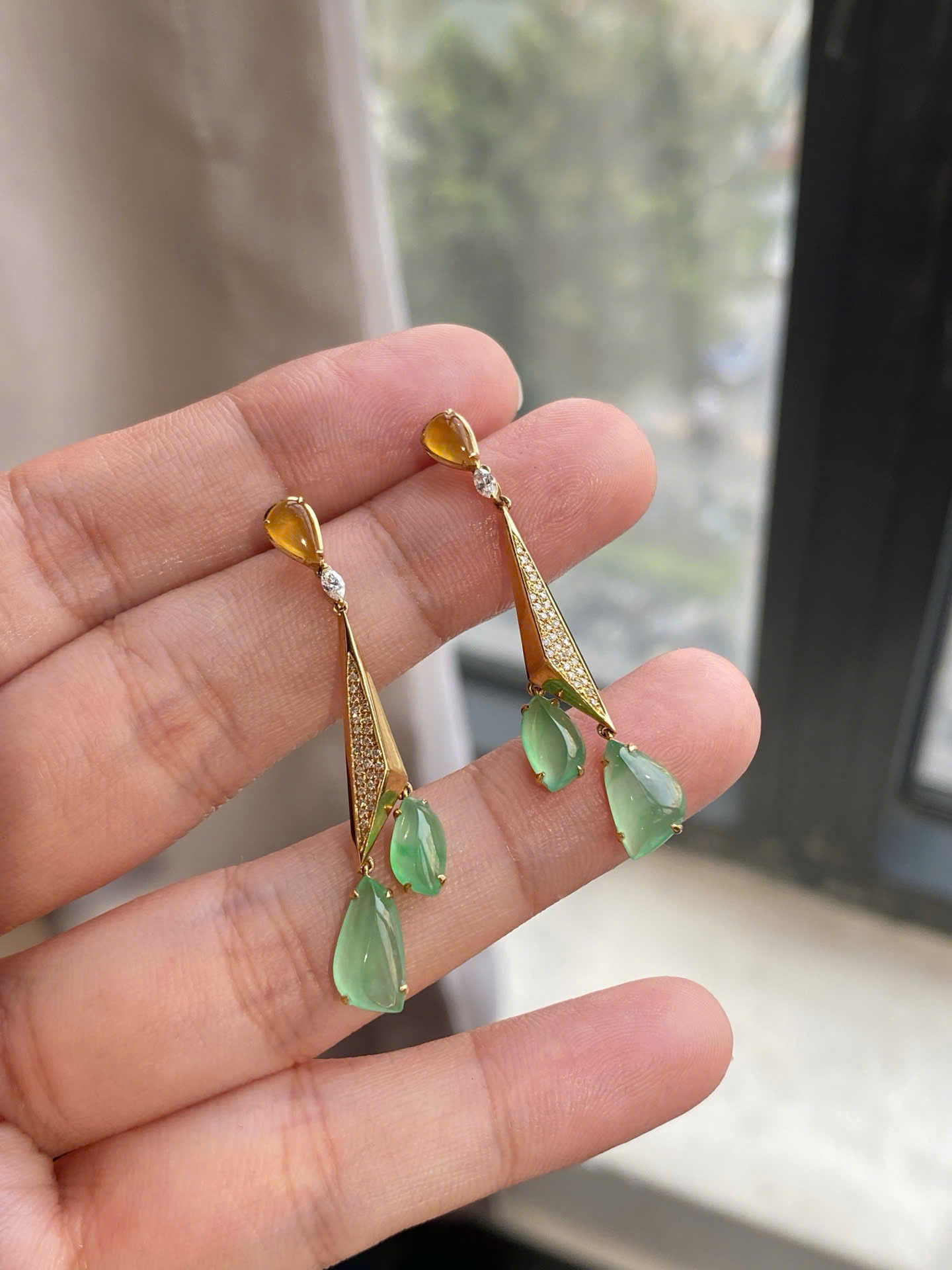 Bông tai Freestyle ngọc Jadeite A vàng 18K
