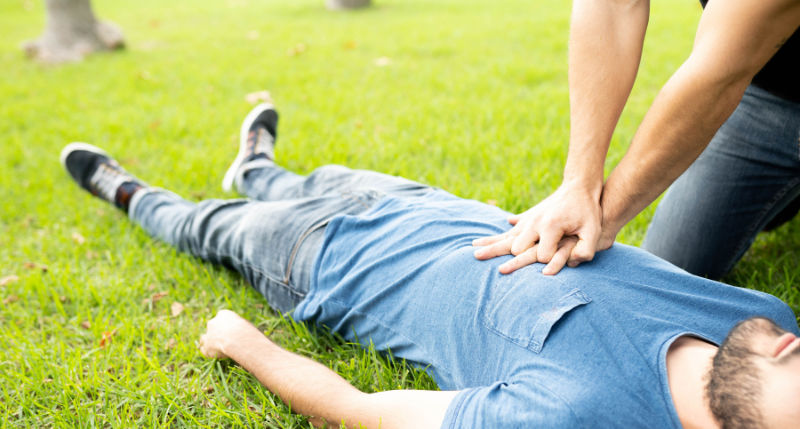 እጅዎትን በምስሉ ላይ እንደሚታየው በደረቱ መሀል ላይ አነባብረው ይግፉ። 