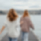 Kvinnor som går vid havet
