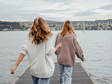 Mujeres caminando por el mar