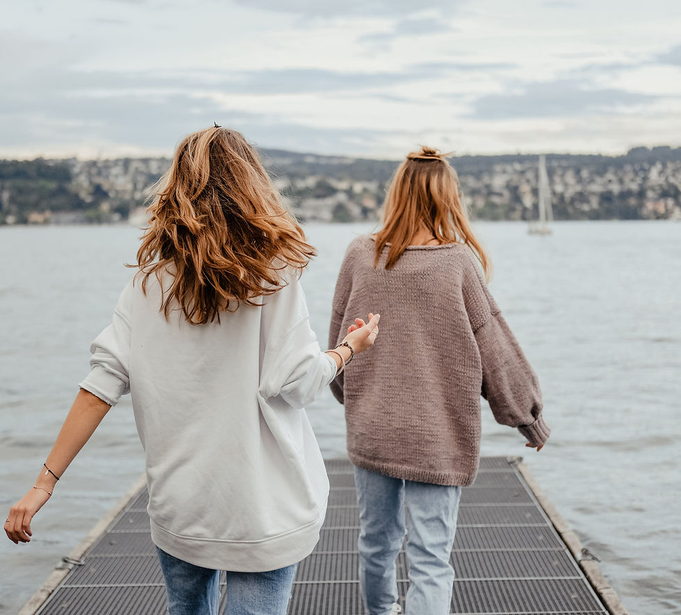 Mujeres caminando por el mar