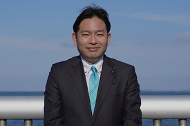 滋賀維新の会・河村 浩史議員が琵琶湖を背に笑顔で立つ公式ポートレート写真