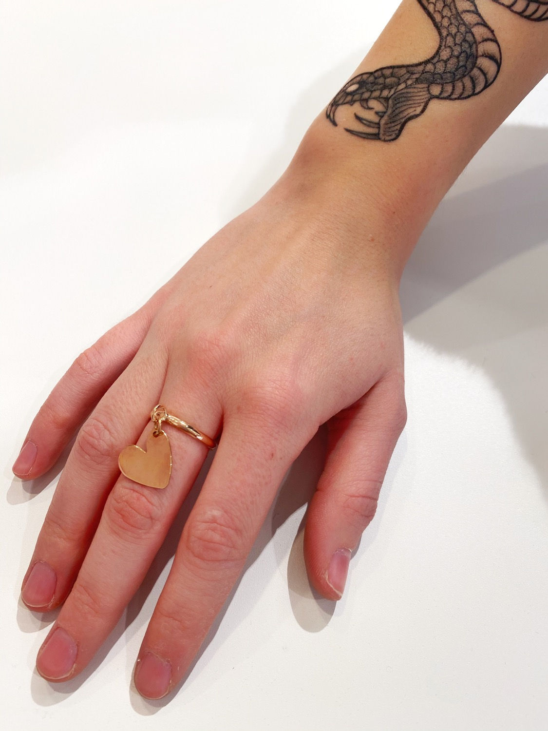 Anello cuore storto pendente