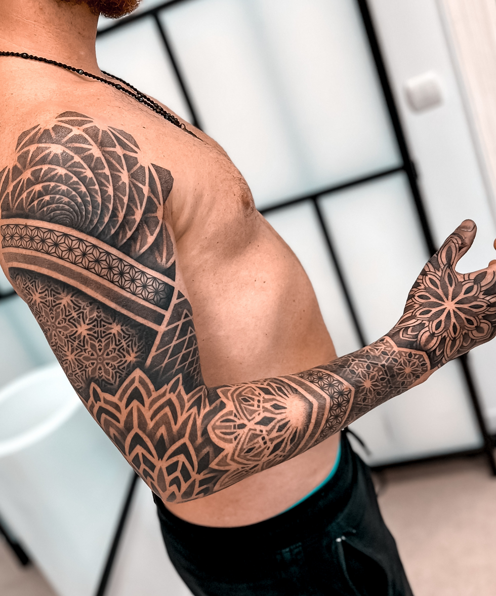 Geometryczny tatuaż mandala rękaw