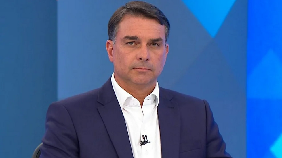 Flávio Bolsonaro é intimado pela PF a entregar passaportes e fica proibido de deixar o Brasil