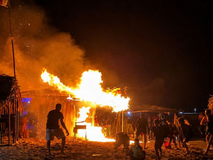 Incêndio destrói barraca na Praia do Tucunaré; Após churrasqueira ser acessa com gasolina