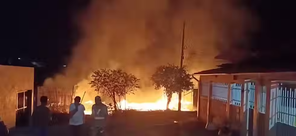 Incêndio de grandes proporções destrói residência e mobiliza Bombeiros em Tucuruí