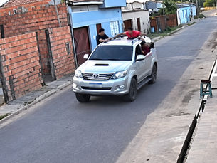 Adolescentes são flagrados em situação de risco sobre veículo no Residencial Raízes, em Tomé-Açu