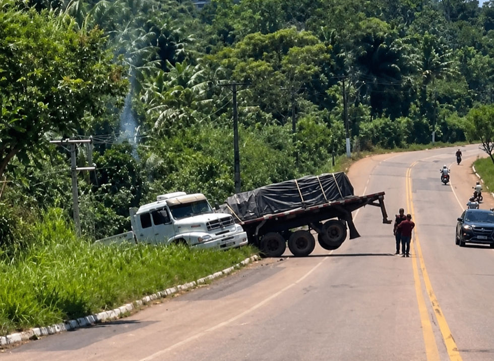 Carreta carregada de cimento tomba na PA-140 e atinge poste em Tomé-Açu