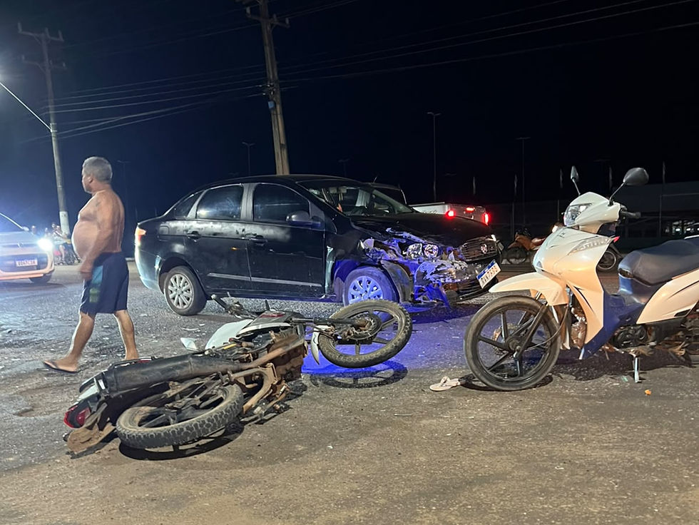 Acidente entre carro e motocicleta deixa uma pessoa ferida na avenida principal de Quatro Bocas
