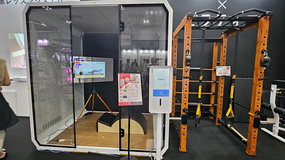 「SPORTEC2026」アルプスブースに設置した、おひとりさまレッスンスペース。室内に「Exercise mirror」