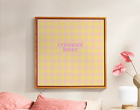 Crémant Lover Check Yellow Poster. Buttergelb und Rosa. Cremant und Shcaumwein. Text auf Gingham Muster