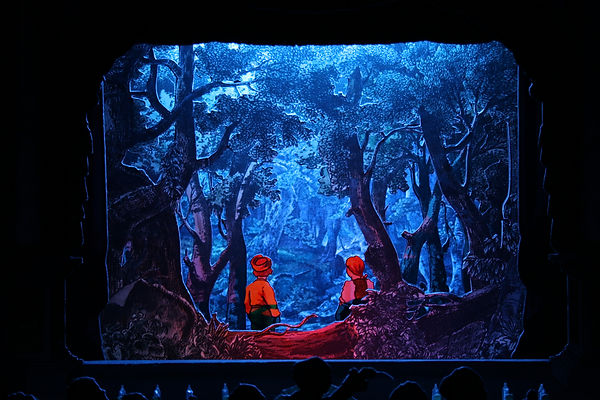 Hänsel und Gretel haben sich in der Nacht in einem dichten Wald verlaufen.