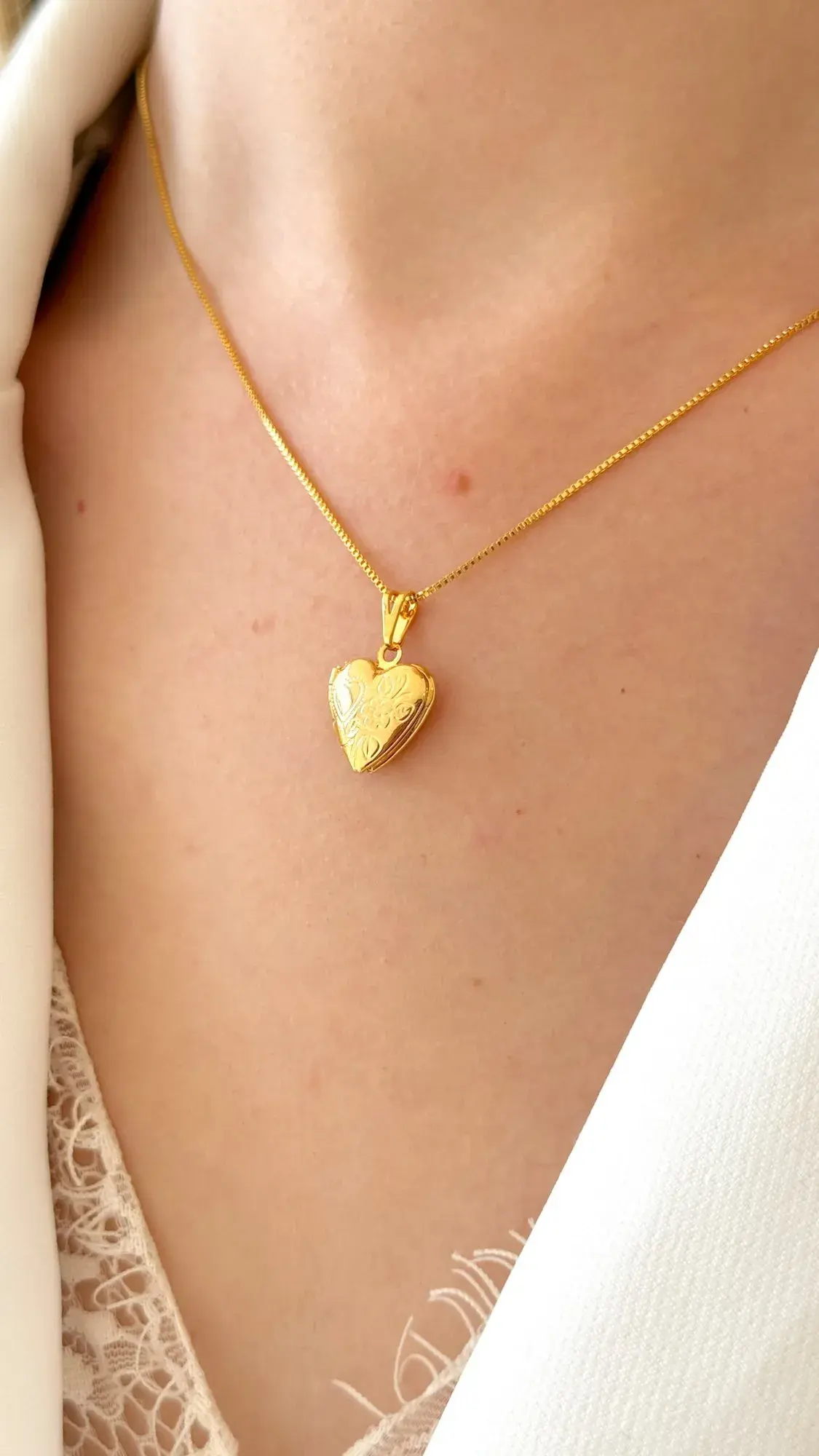 Colar Coração Mini Relicário Semi Jóia Banhado á Ouro 18k
