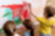 bambini-ravvicinati-che-dipingono-insieme.jpg
