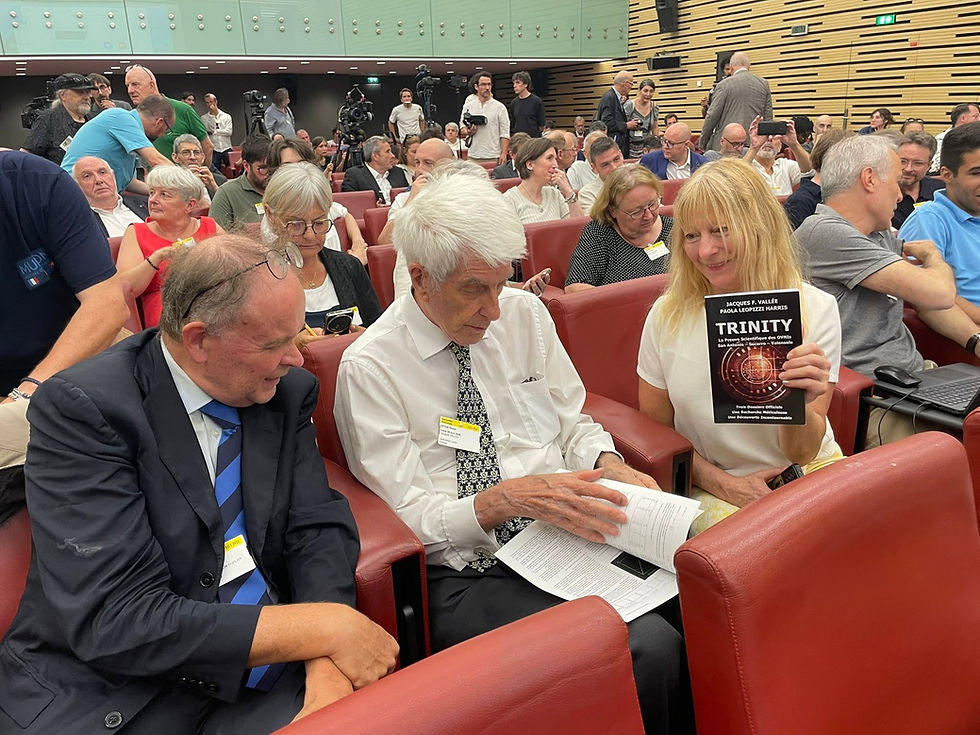 Jacques Vallée au centre avec à droite Isaure tenant le livre Trinity (source Facebook)