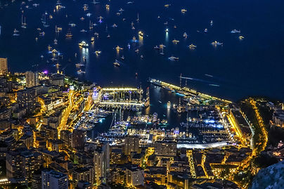 A riviera with beautiful homes and boats scattered around, metaphor for premium domain names offered by Domain Riviera.