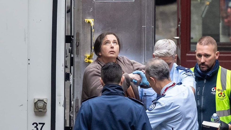 Erin Patterson acompañada por agentes de seguridad durante comparecencia judicial anterior en Australia