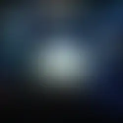 Fotografía real de una presentación de Isle of Light en una edición anterior, con público y escenario iluminado.