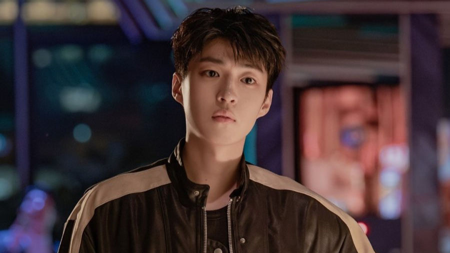 Baek Sung Chul and Lee Yul Eum as Shim Yoo Geon and Oh Ha Na in Dream to You, whose second lead romance has gone viral among K-drama fans.