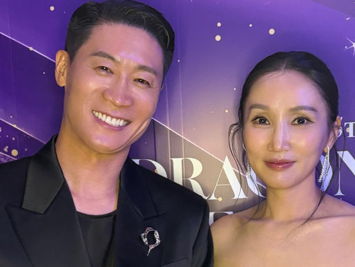 Park Bo-kyung celebrates her Best Supporting Actress win with husband Jin Seon-gyu at the 5th Blue Dragon Series Awards.