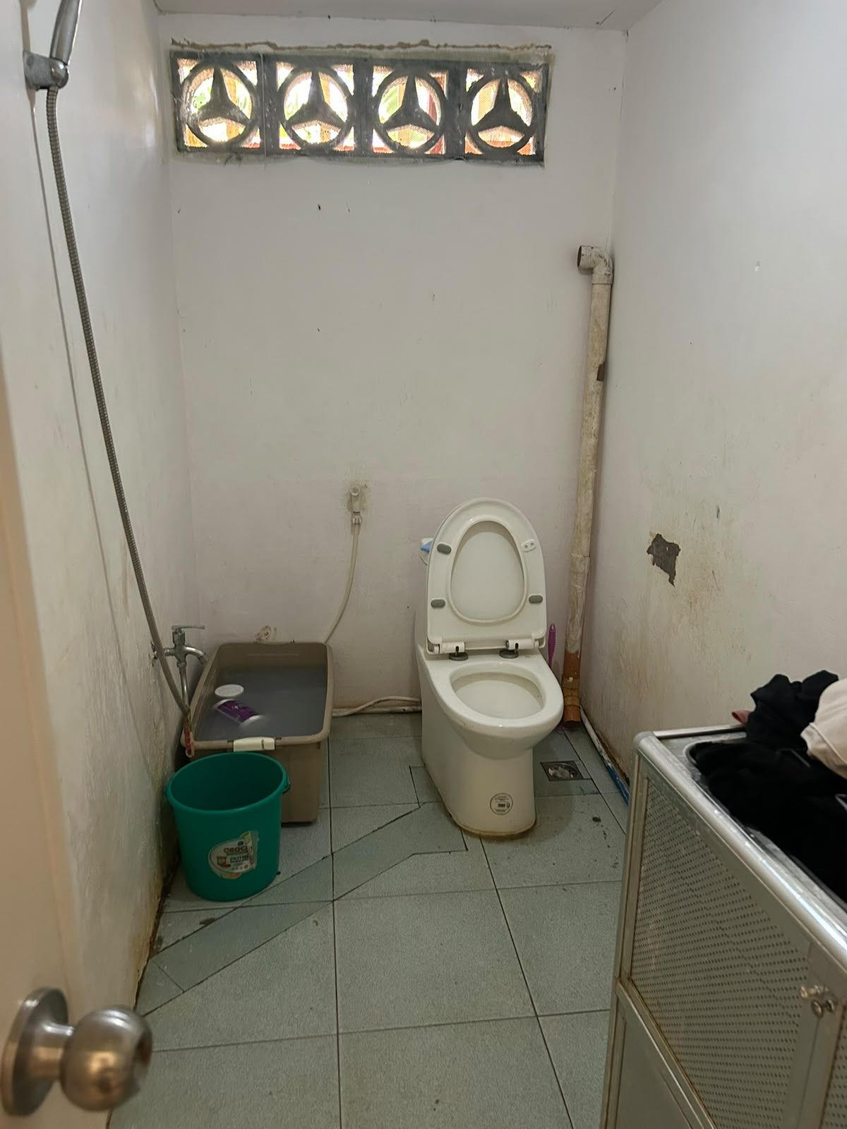Bathroom before the renovation
