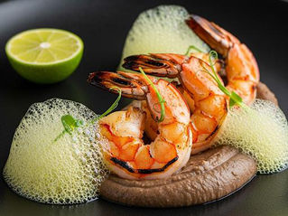 Gambones a la plancha con puré de setas shiitake y aire de lima