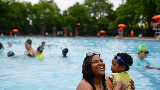 Aprueban fondos para ampliar las clases gratuitas de natación en NYC