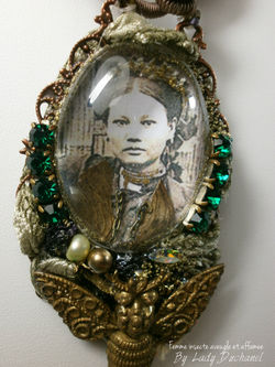 Femme insecte aveugle et affamée