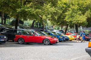 Um dos Miata a sair.