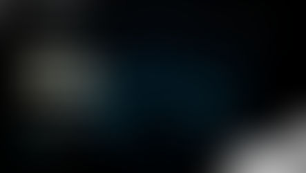 Imagem de capa do blog com o tÃtulo 'O que é um SOC e por que sua empresa pode estar desprotegida sem ele', sobre um cenário escuro com vários monitores e computadores em tons de preto e azul, remetendo a um centro de operações de segurança digital.