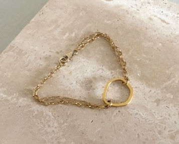 Thumbnail: Gold single wonky oval bracelet