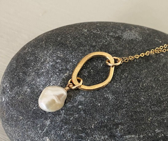 Thumbnail: Gold oval pearl necklace