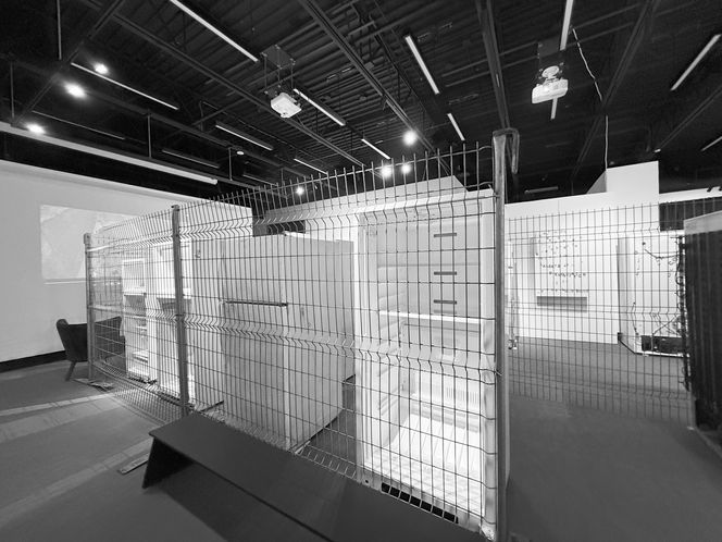 Installation de réfrigérateurs conçue par Laurent Bonet au MBAMSH en 2025