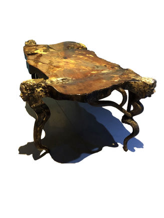 Table-sculpture de Laurent Bonet avec plateau organique doré et piètement sculptural