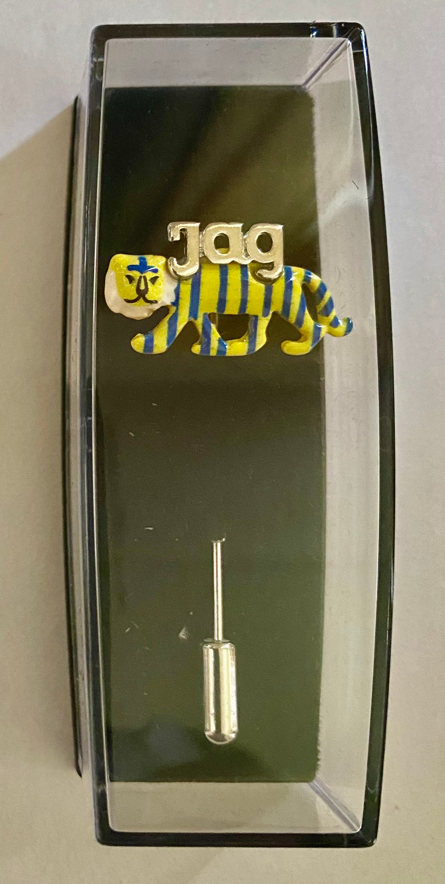 "Ich schweige". Neu angefertigte Anstecknadel nach dem Original von Bertil Almqvist.