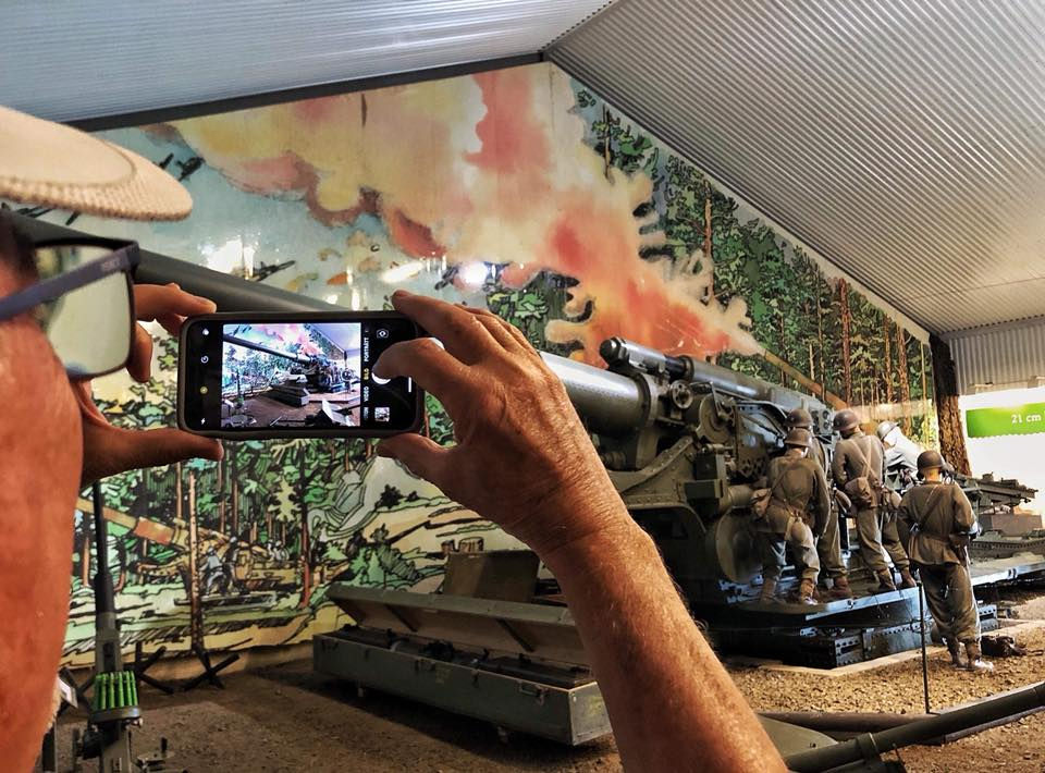 Pontus Sander fotograferade sin morfar Kjeld Jensen när de besökte Beredskapsmuseet sommaren 2021. 21:an står på sin post, i SMB-hallen, som vanligt.