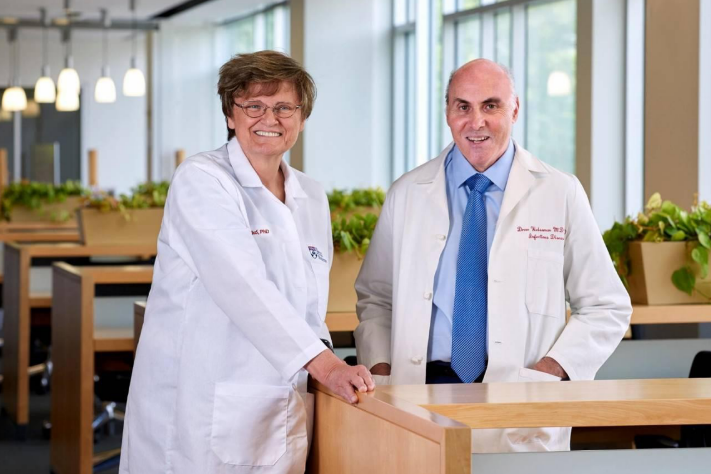 Katalin Karikó (izquierda) y Drew Weissman (derecha), investigadores pioneros en las modificaciones del ARN mensajero para el desarrollo de vacunas. Fuente: Penn Medicine