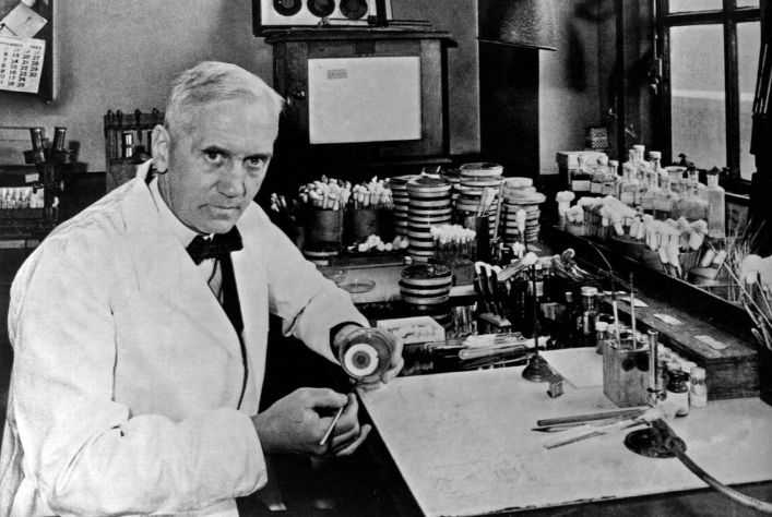 El bacteriólogo Alexander Fleming observando un cultivo en su laboratorio del St. Mary's Hospital de Londres. Fuente: Historia National Geographic.
