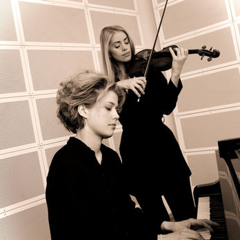 Fiolinist Nicoline Krohn-Moland og pianist Ingrid klar for konserter og Den kulturelle spasertokken-turneer.