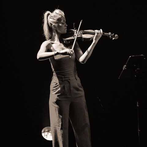 Fiolinist Nicoline Krohn-Moland spiller fiolinsolo under konsert med Didrik Solli-Tangen i Oslo Konserthus