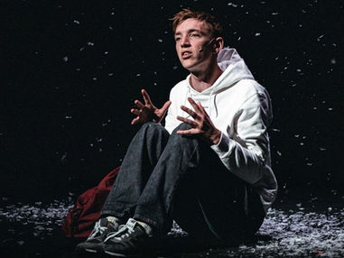 The Interrogation è un memento di quel patto ancestrale che è fondamento del teatro in sé, ed è allo stesso tempo un monito nei confronti della realtà che ci circonda, sapendo valutare criticamente quanto ci viene proposto, tra fake news e manipolazione di informazioni.