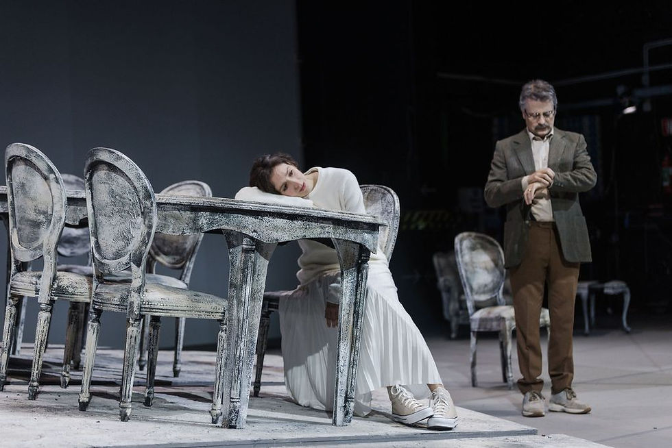 Scena dello spettacolo Tre sorelle di Liv Ferracchiati con Livia Rossi e Marco Quaglia