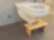 tabouret de toilette en bois dans une salle de bain moderne en Suisse