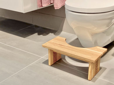 Tabouret de toilettes fabriqué artisanalement en Suisse dans une salle de bain