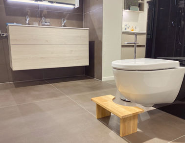 Tabouret de toilettes en bois dans une salle de bain